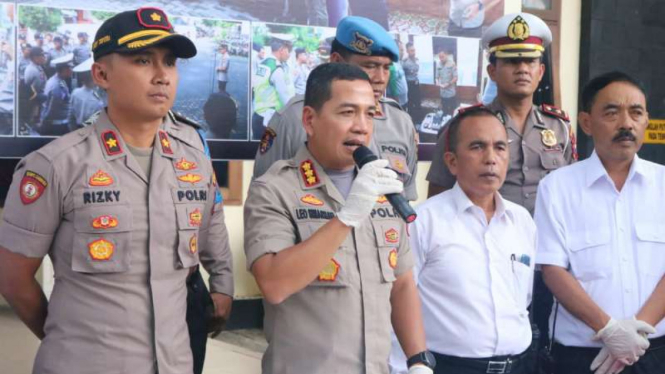 Kepala Polres Kota Malang Komisaris Besar Polisi Leonardus Simarmata berbicara tentang penyidikan kasus bullying di SMP Negeri 16 Kota Malang dalam konferensi Rabu malam, 5 Februari 2020.