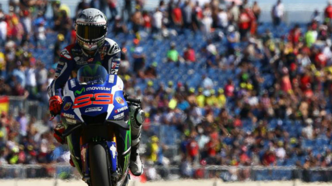 Jorge Lorenzo saat mengendarai motor Yamaha