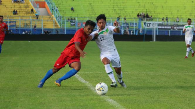 Arema FC saat uji coba melawan tim PON Jawa Timur