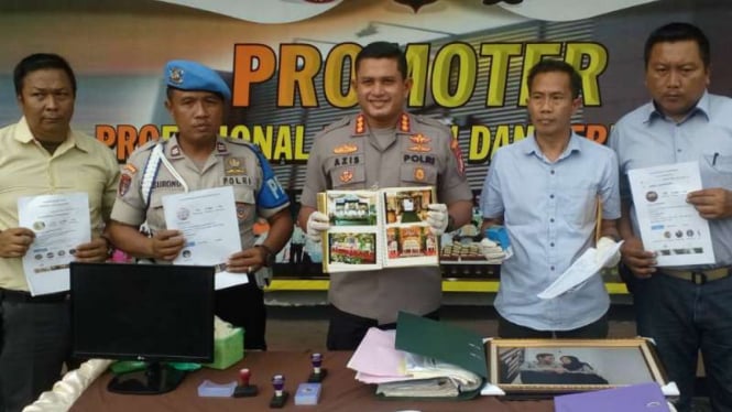 Polisi memperlihatkan sejumlah barang bukti hasil penyidikan dugaan penipuan sebuah perusahaan jasa layanan resepsi pernikahan (wedding organizer) Pandamanda dalam konferensi pers di Depok, Kamis, 6 Februari 2020.