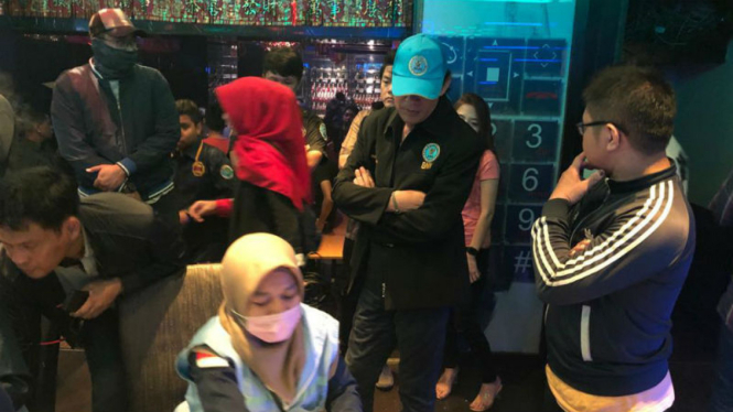 Petugas BNN merazia pengunjung diskotek Golden Crown, Jakarta Barat