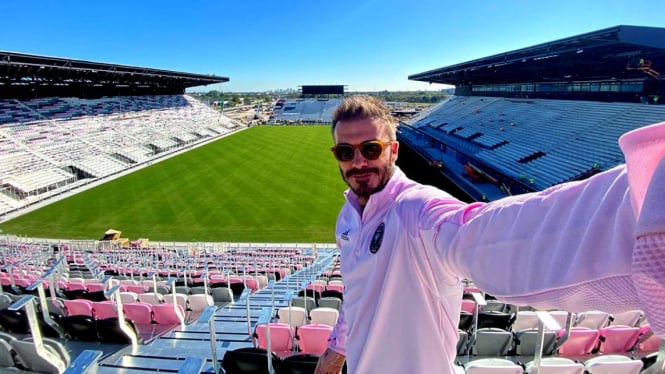 David Beckham berpose di stadion bernuansa pink kandang klub Inter Miami CF