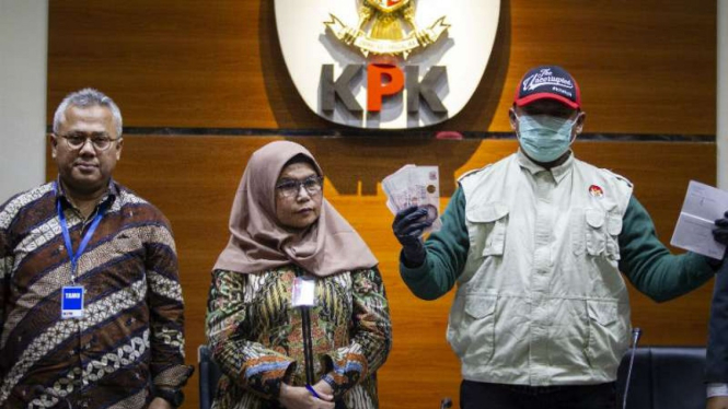 Penyidik menunjukkan barang bukti OTT KPK yang menjerat Wayhu Setiawan.