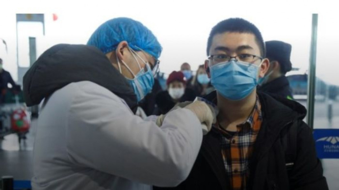 Larangan penerbangan dari China ke Australia terkait wabah Virus Corona menyebabkan banyaknya mahasiswa yang sempat ditahan di bandara dan sebagian langsung dipulangkan. Pihak universitas pemerintah meminta maaf atas perlakuan tersebut.
