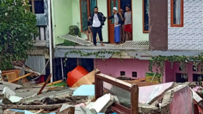 Rumah kos 20 kamar ambruk di Pela Mampang, Jakarta.