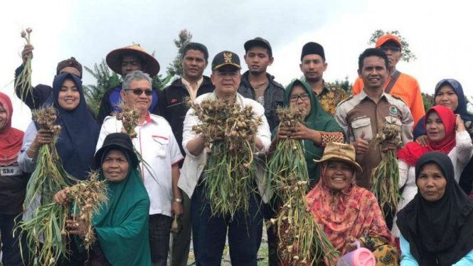 Wakil Gubernur Sumatera Barat, Nasrul Abit (tengah).