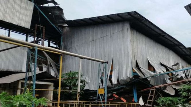 Pabrik rusak akibat gempa