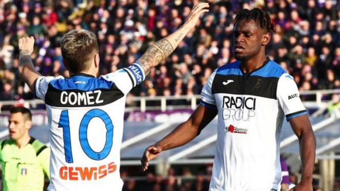 Penyerang Atalanta, Duvan Zapata (kanan), merayakan gol