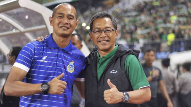 Pelatih Sabah FA, Kurniawan Dwi Yulianto dan Pelatih Persebaya Aji Santoso