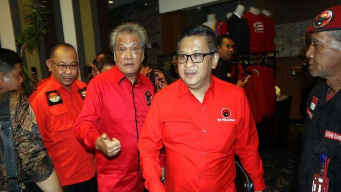Sekjen PDIP Hasto Kristiyanto bersama elite PDIP