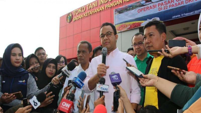 Gubernur DKI Jakarta Anies Baswedan menggelar operasi pasar bawang putih