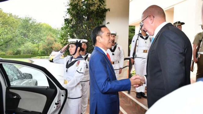 Presiden Joko Widodo disambut Gubernur Jenderal Australia David Hurley di Canberra, Minggu 9 Februari 2020.