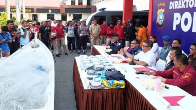 Konferensi pers Polda Riau soal penyelundupan narkoba lewat jalur kapal cepat.