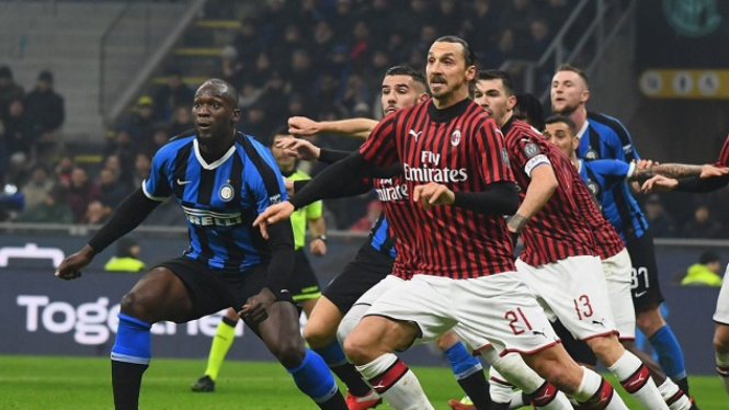 Pemain Inter Milan dan AC Milan berduel