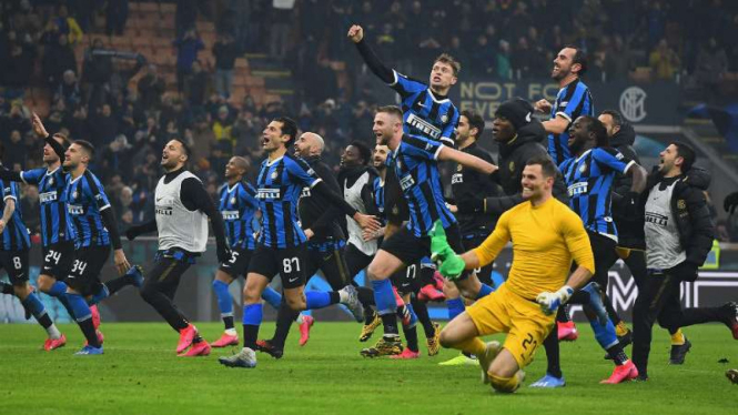 Pemain Inter Milan rayakan kemenangan.