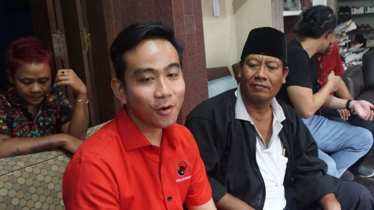 Foto Berangkat Uji Kelayakan Gibran Satu Pesawat Dengan Balon Pdip Solo