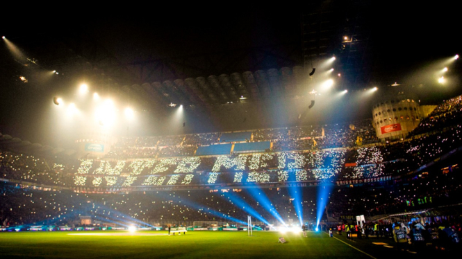 Atmosfer fantastis Derby Milan di arena Guiseppe Meazza, San Siro