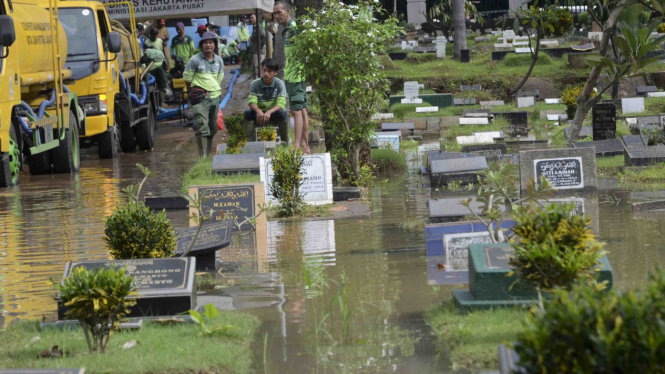 Makam Karet Bivak Tergenang Banjir