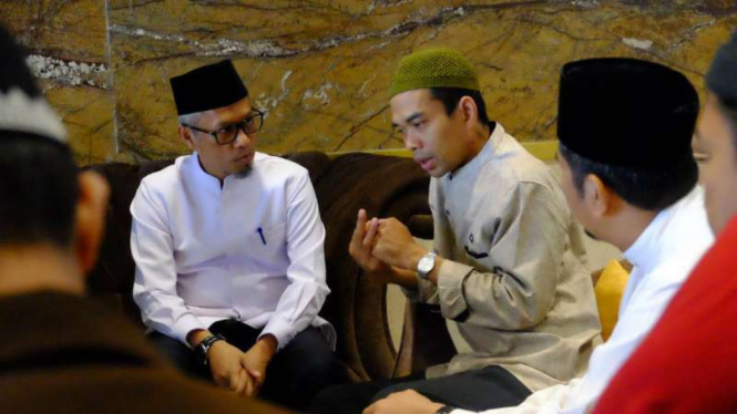 Ustaz Abdul Somad bersama dengan Iqbal Djalil di Makassar.