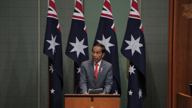 Presiden RI Joko Widodo menyampaikan pidato di depan sidang gabungan DPR dan Senat Australia di gedung parlemen di Canberra, Senin (10/2/2020).