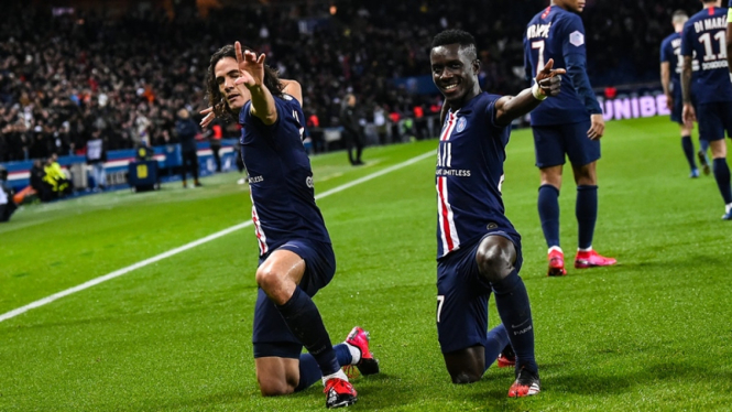 Striker Paris Saint-Germain, Edinson Cavani merayakan gol
