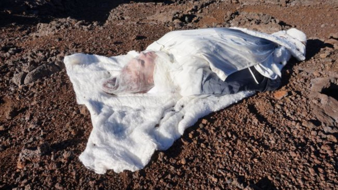 Contoh cara menutup jenazah dengan kain kafan sutera di Planet Mars.
