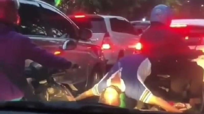 Pembonceng menunjukkan aksi tak biasa di atas sepeda motor.