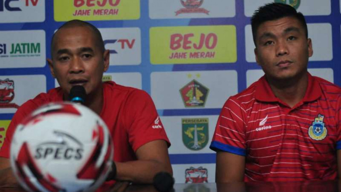 Pelatij Sabah FA, Kurniawan Dwi Yulianto (kiri).