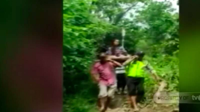 Sebuah video yang memperlihatkan seorang polisi dan sejumlah warga mengevakuasi ibu baru melahirkan dari dalam hutan menjadi viral di media sosial.