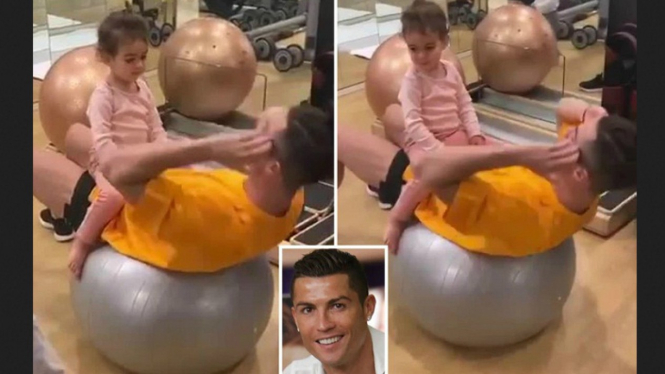 Aksi Cristiano Ronaldo berlatih sit up didampingi putrinya, Alana.