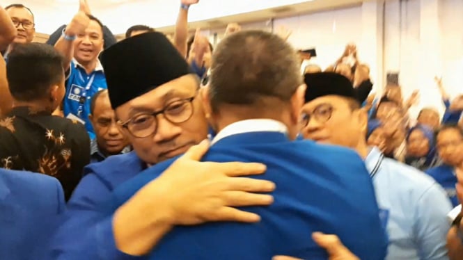 Ketum PAN terpilih Zulkifli Hasan dipeluk Mulfachri Harahap