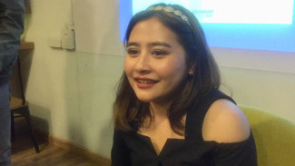 Trik Tampil Fresh Selama Work From Home Ala Prilly Latuconsina