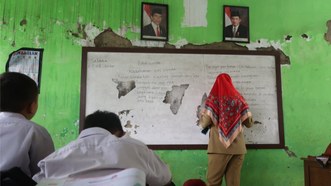 Murid SD Negeri Kamulyaan, Kecamatan Ciseeng, Kabupaten Bogor, Jawa Barat tengah belajar Bahasa Sunda, Selasa (04/02). - BBC Indonesia/Raja Eben