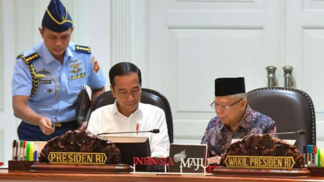 Presiden Joko Widodo dan Wapres Ma'ruf Amin saat sidang kabinet terbatas.