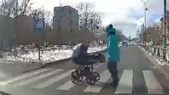 Detik-detik bayi mental ditabrak mobil sedang pria mabuk.