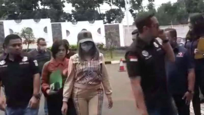 Lucinta Luna saat akan menjalani tes rambut di Laboratorium BNN, Lido, Jabar.