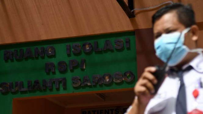 Petugas keamanan berjaga di depan ruang isolasi Rumah Sakit Penyakit Infeksi (RSPI) Sulianti Saroso, Jakarta, Senin (27/1/2020). RSPI itu menyiapkan 11 kamar ruang isolasi ketat untuk mengantisipasi pasien 'suspect' virus corona. 
