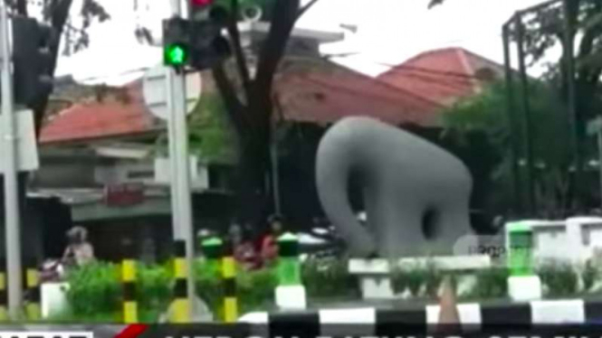Sebuah patung gajah mungkur membikin heboh warga Kabupaten Gresik, Jawa Timur.