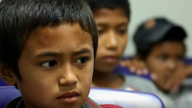 Wartawan BBC menemukan tiga anak Indonesia di satu kamp pengungsi di Suriah timur laut. - BBC