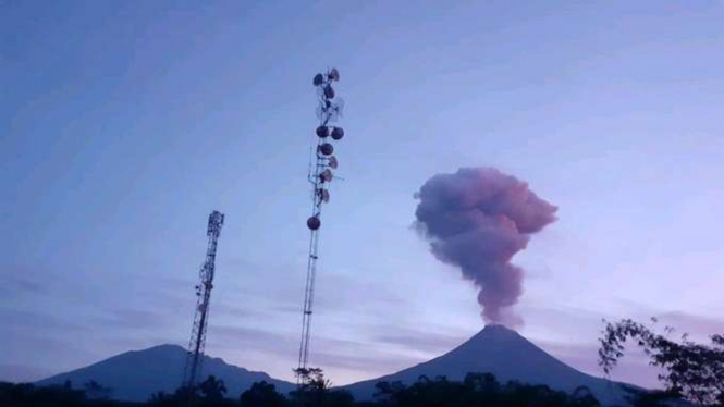 Gunung Merapi erupsi, Kamis, 13 februari 2020.