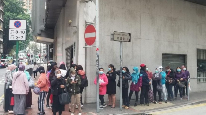 WNI mengantri masker gratis di KJRI Hong Kong. - KJRI Hong Kong