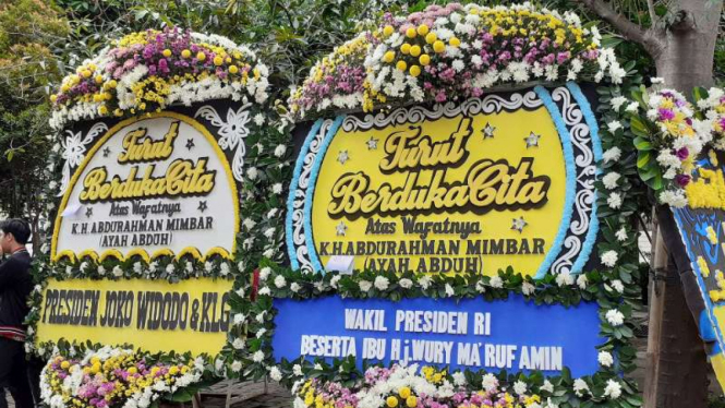 Karangan bunga dari Jokowi dan Ma'ruf untuk ayahanda Yusuf Mansur. 