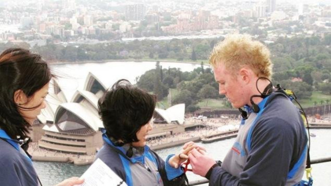 Penghulu Indonesia di Australia, Susanna Ichwandi menikahkan pasangan pengantin di lokasi unik, yaitu di atas Sydney Harbour Bridge.