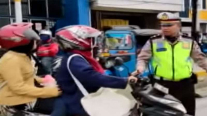 Pengendara sepeda motor terjaring razia di jalur bus Transjakarta.