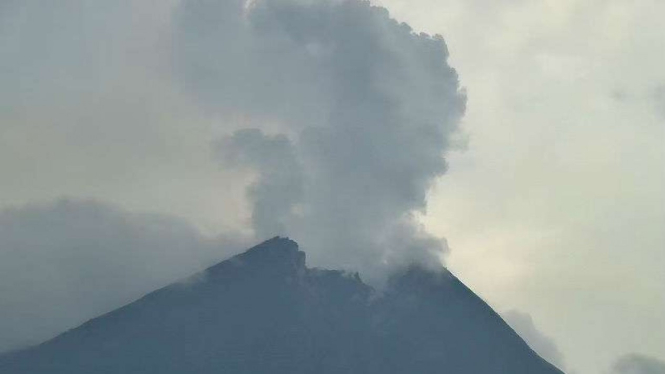 Asap putih keluar dari Gunung Merapi.