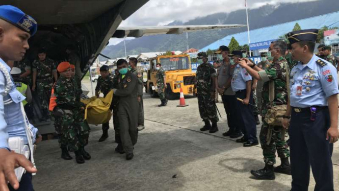 Tim TNI dan Polri berhasil mengevakuasi 12 jenazah akibat helikopter jatuh.