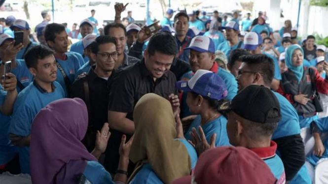 Bakal calon Wali Kota Medan periode 2020-2024, Bobby Nasution (tengah).