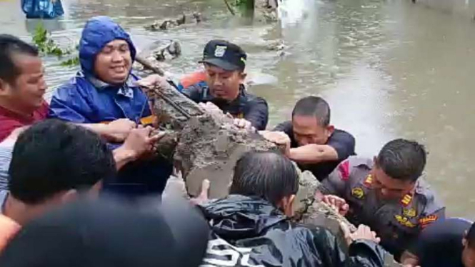 Petugas gabungan berupaya angkat material longsor