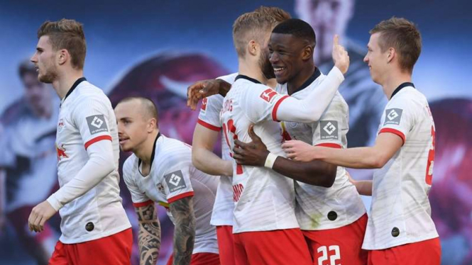 Para pemain RB Leipzig merayakan gol Nordi Mukiele (kedua dari kanan)