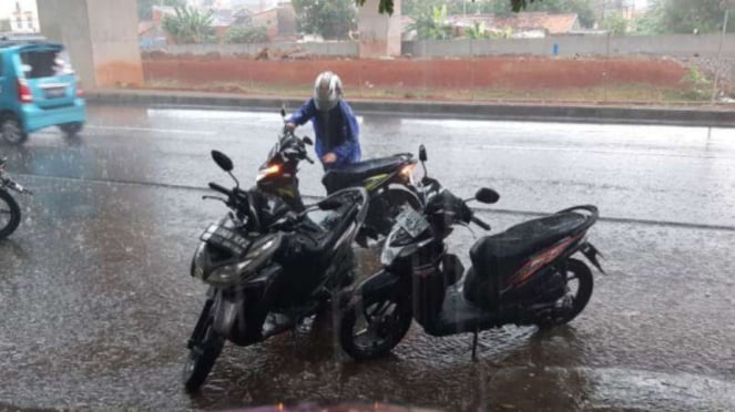 Na cidade de Kalimalang, em Jacarta, um motociclista suicidou-se devido às fortes chuvas.